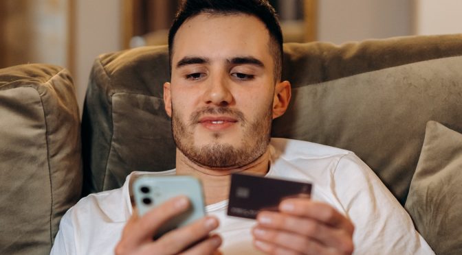 Kredyt gotówkowy czy karta kredytowa – która opcja jest lepsza?